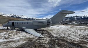 CESSNA 750 FIRTINADA PİSTTEN ÇIKTI