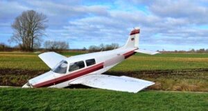 TARLAYA ACİL İNİŞTE PİLOT YARALANDI