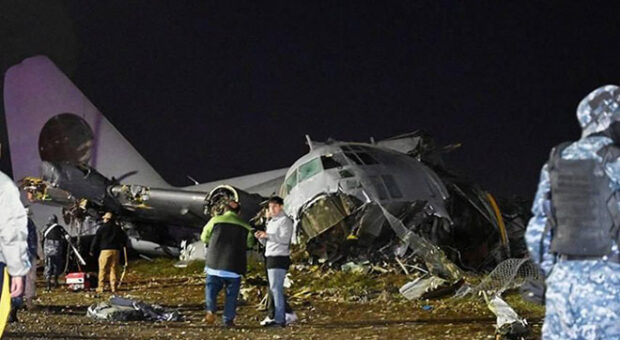 PARA TAŞIYAN UÇAKTA FACİA: 15 ÖLÜ