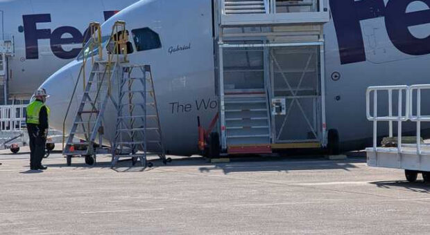 FEDEX UÇAĞININ ÖN DİKMESİ ÇÖKTÜ