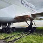 B737 TAKSİ YAPARKEN ÇİME SAPLANDI