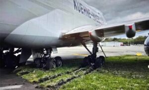 B737 TAKSİ YAPARKEN ÇİME SAPLANDI