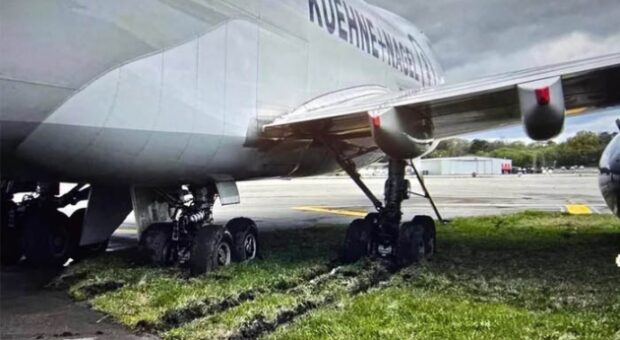 B737 TAKSİ YAPARKEN ÇİME SAPLANDI