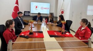 HİTİT’TEN MİLLİ TENİSÇİ KIZLARIMIZA DESTEK