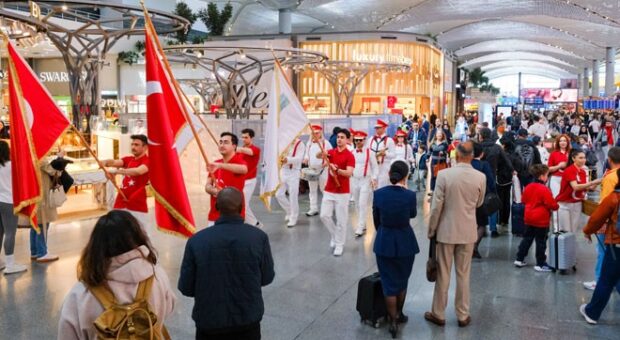 İSTANBUL HAVALİMANI’NDA 23 NİSAN COŞKUSU