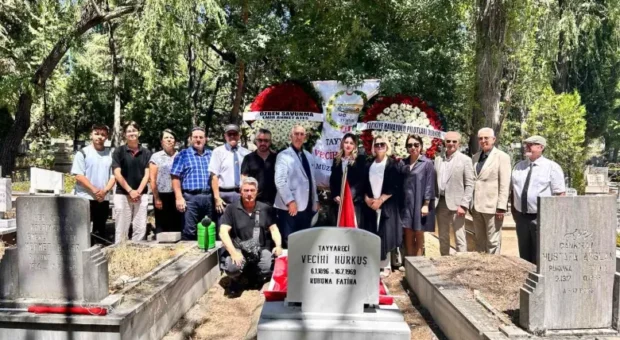 VECİHİ HÜRKUŞ KABRİ BAŞINDA ANILDI